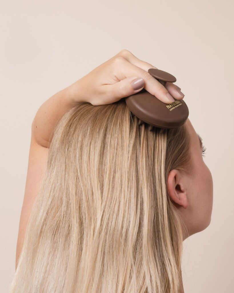 NATULIQUE SCALP BRUSH IN DRY HAIR FROM SIDE 4x5 min scaled 1